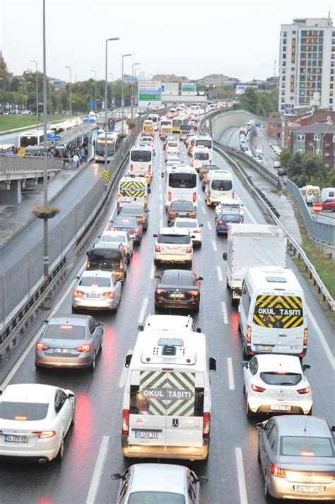Yağmur İstanbulda trafiği felç etti